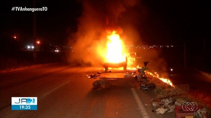 Reportagem da TV Anhanguera flagra carro pegando fogo na BR-010