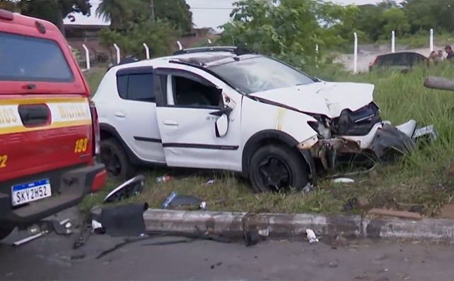 Carro capota e motorista fica ferido na BR-101, em João Pessoa 