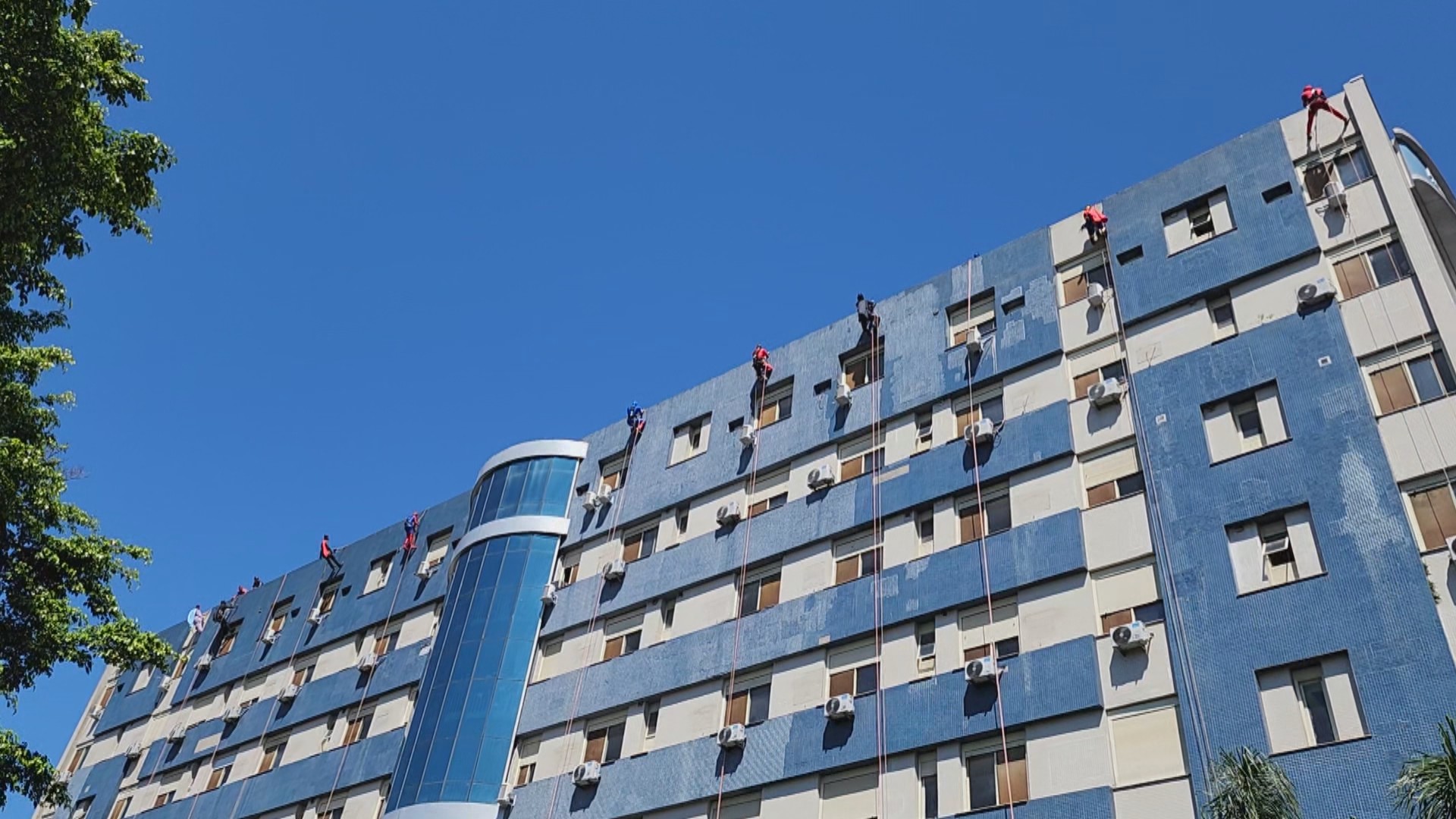 VÍDEO: super-heróis de rapel visitam crianças internadas em hospital de Porto Alegre