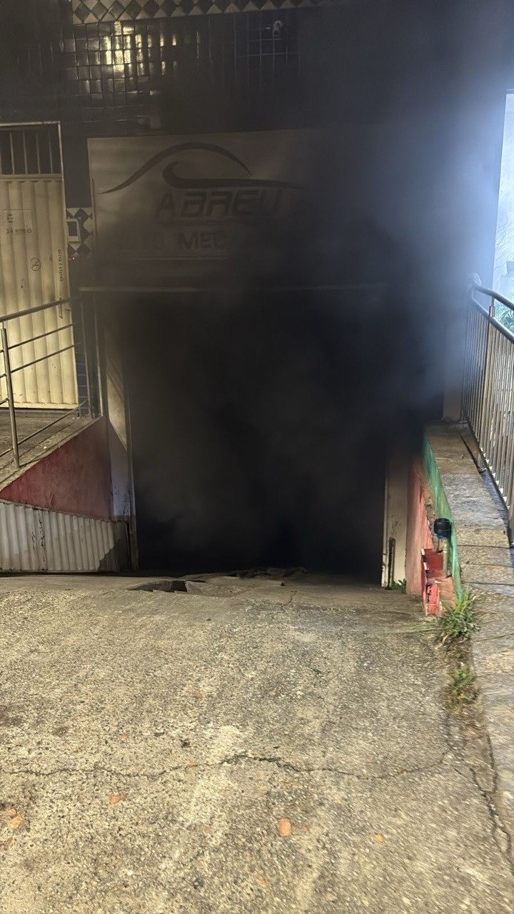 Incêndio atinge oficina e danifica 14 veículos em Contagem