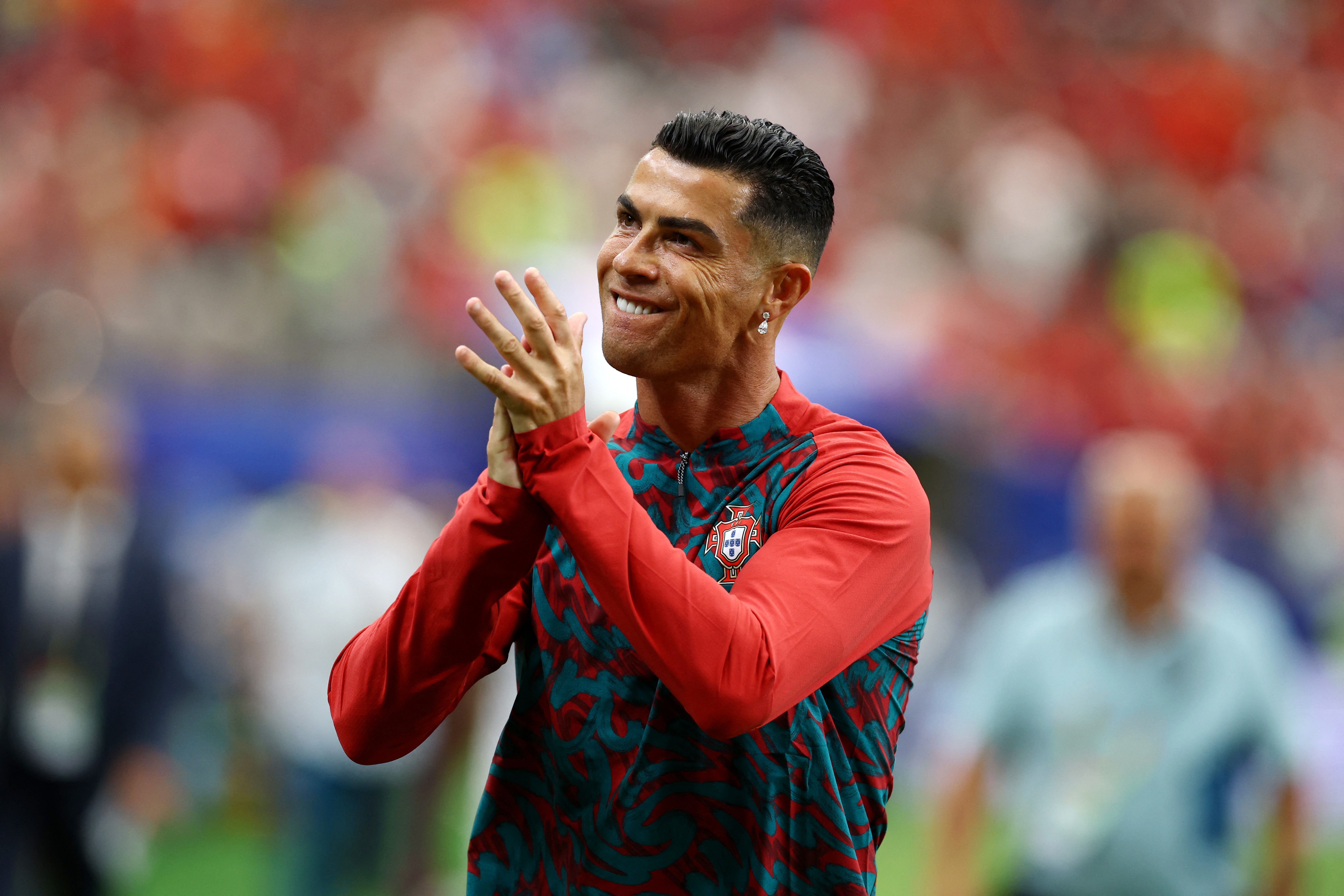 É #FAKE vídeo de show de drones na Ilha da Madeira em tributo a Cristiano Ronaldo após derrota na Copa; cena foi feita com IA
