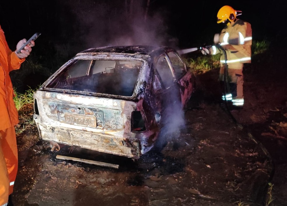 Veículo incendiado em Vilhena, RO — Foto: Reprodução/Tony Rota