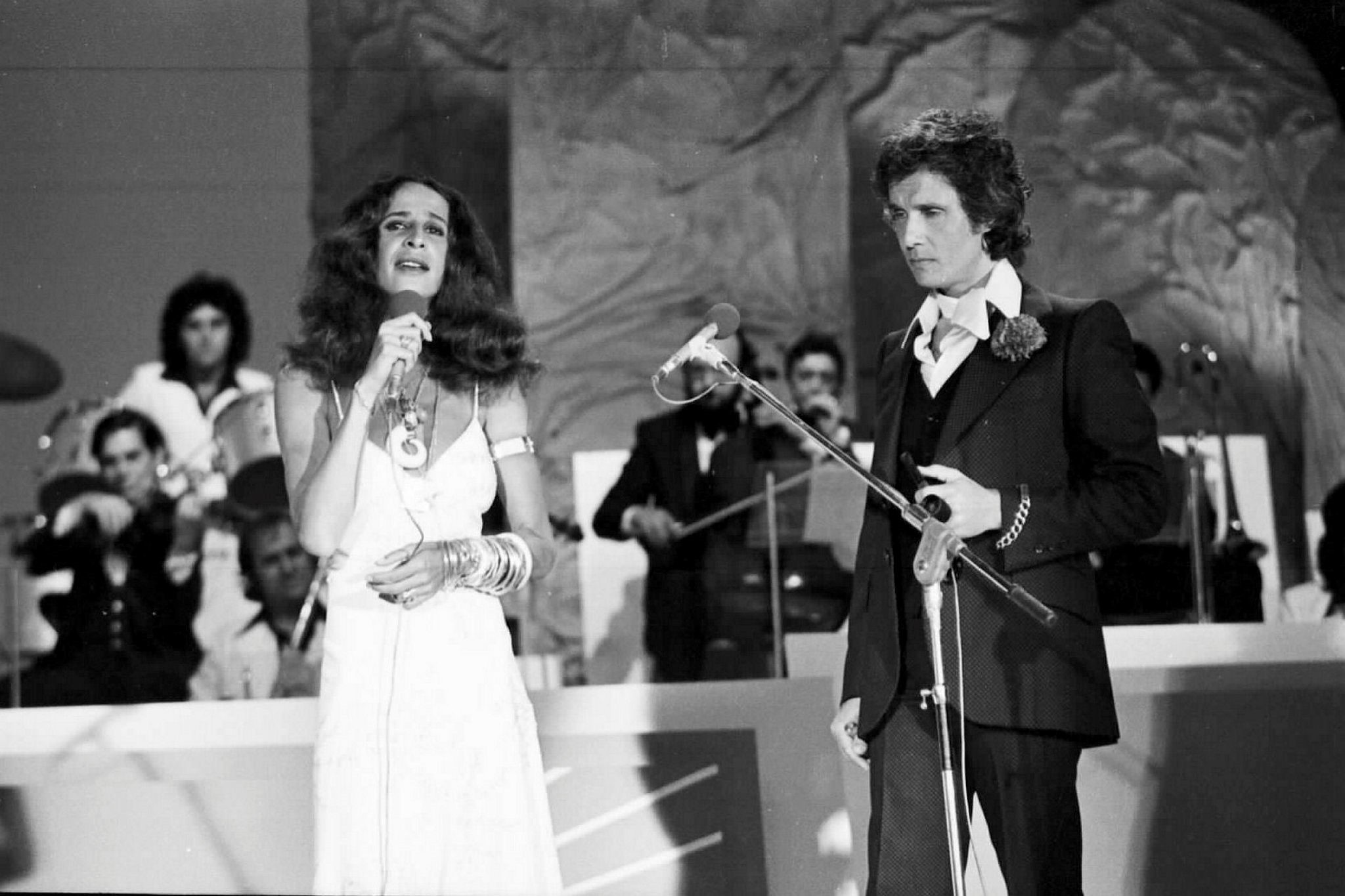 Roberto Carlos, Gilberto Gil, irmão Bob: amigos e familiares revelam bastidores da vida e da carreira de Maria Bethânia