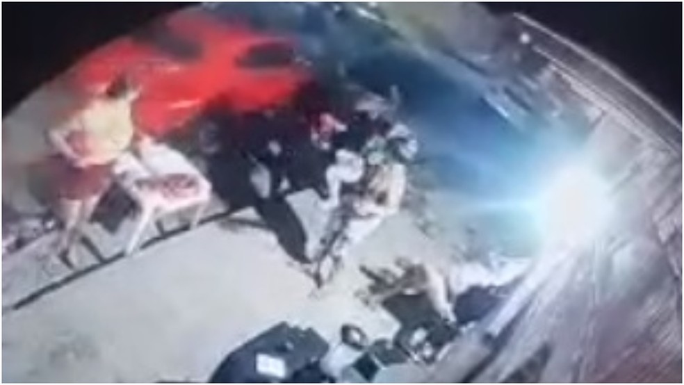 Motorista 'tira fino' e quase atropela pessoas na calçada de comércio em Maracanaú, no Ceará — Foto: TV Verdes Mares/Reprodução