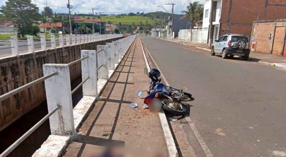 Homem morre após perder controle de moto e bater em calçada, em Itaú de Minas, MG — Foto: Polícia Militar