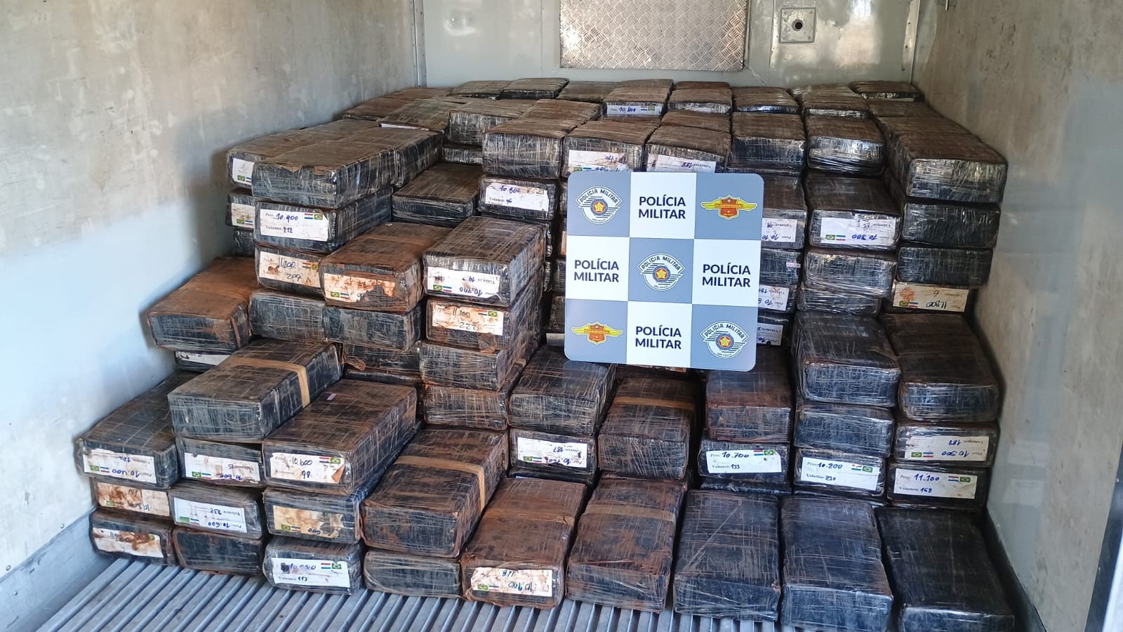 Dois homens são presos com mais de 4 toneladas de maconha em rodovia no interior de SP