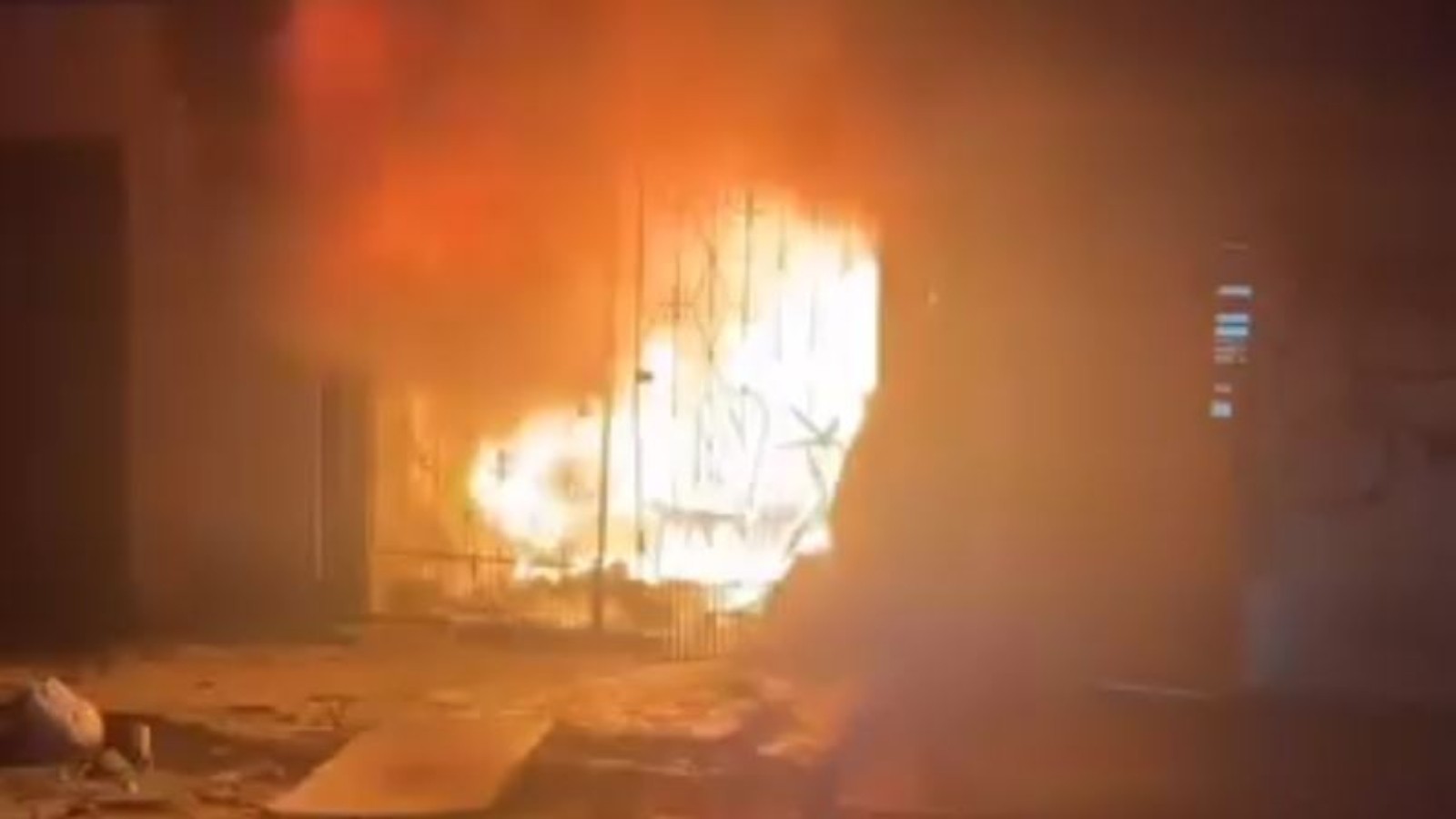 Homem que acumulava objetos morre carbonizado em incêndio na própria casa em Fortaleza; vídeo