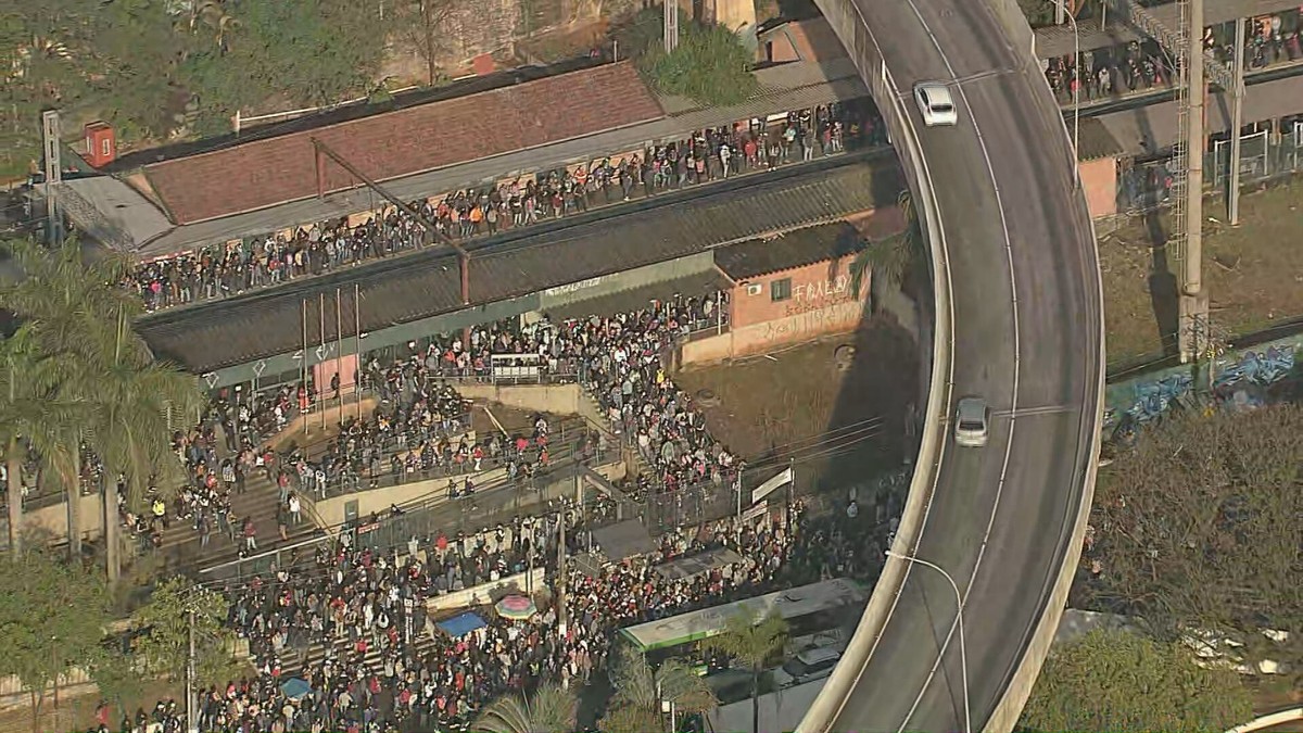 Passageiros enfrentam lotação na Estação Brás da CPTM 