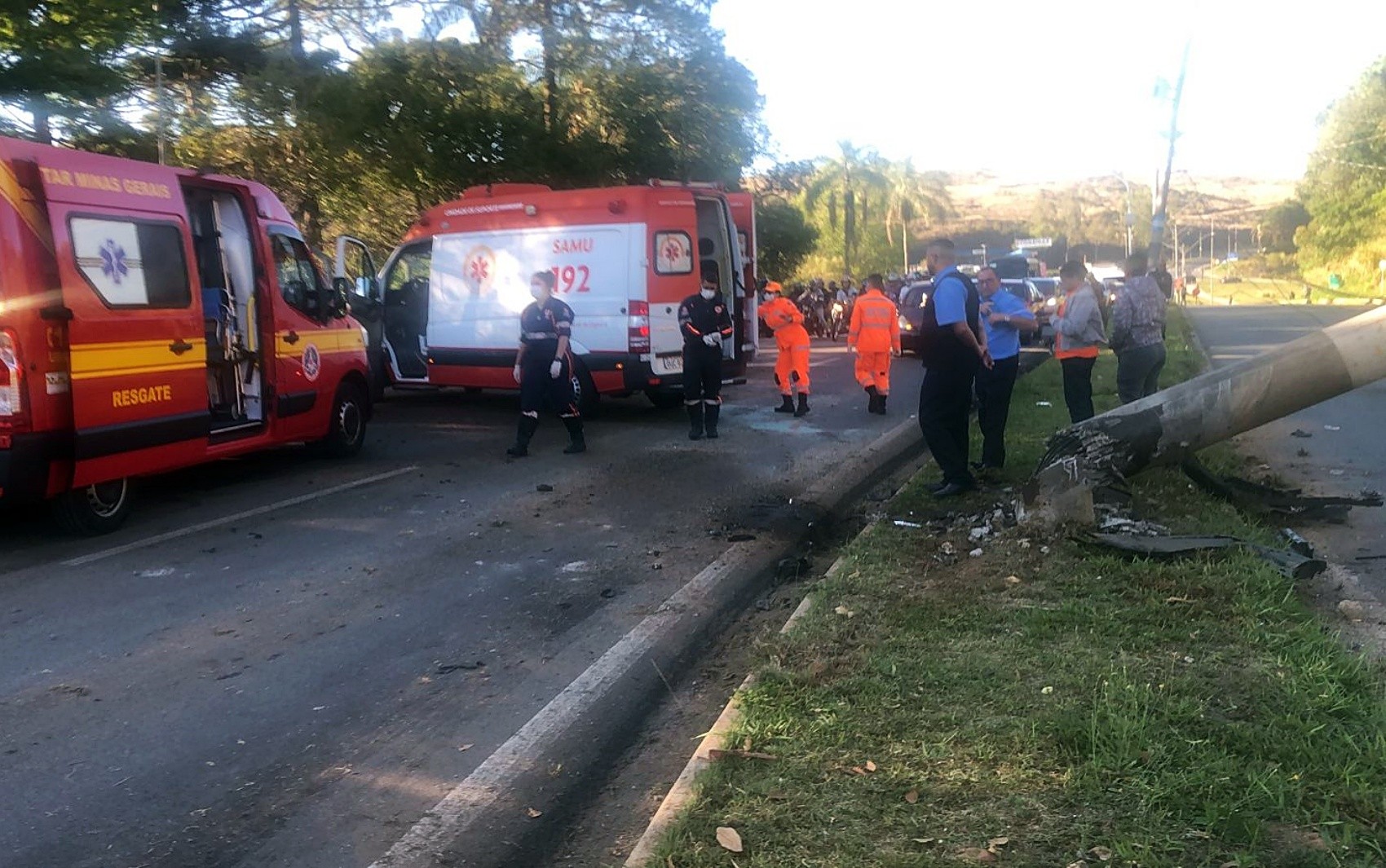 Dois jovens ficam feridos após carro bater em poste em Poços de Caldas, MG
