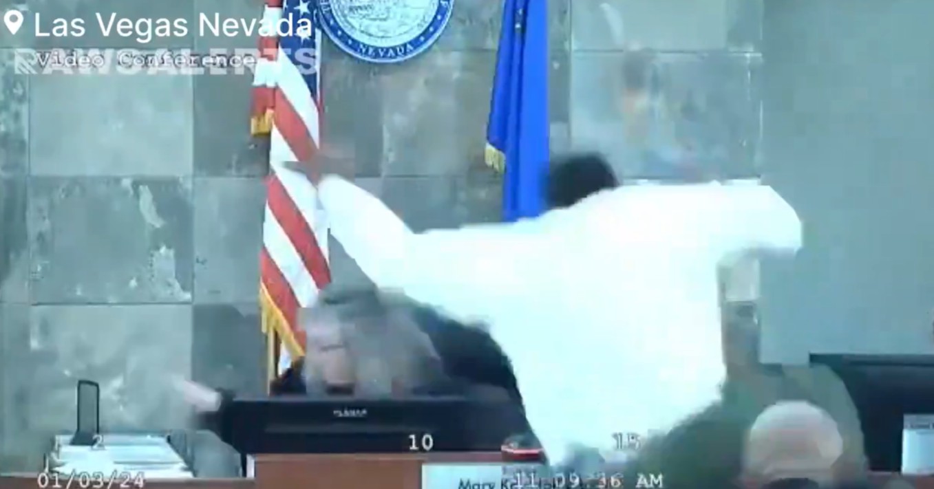 Homem que atacou juíza nos EUA é condenado a 26 anos de prisão; VÍDEO