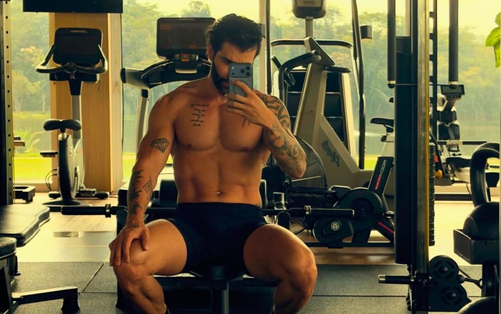 Após comentários sobre aparência, Gusttavo Lima posta foto sem camisa e Andressa Suíta brinca: ‘Acabaram com a minha paz’