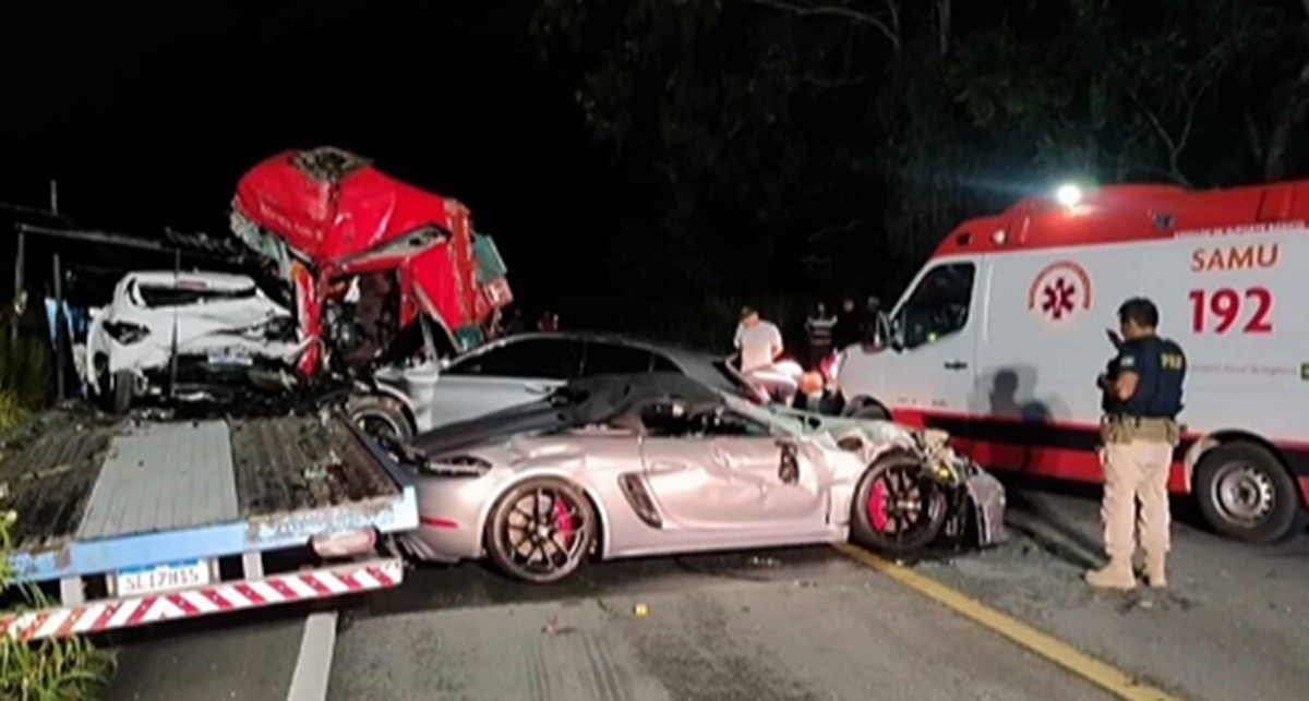 Colisão entre dois caminhões deixa morto e feridos em AL; um dos veículos transportava carros de luxo