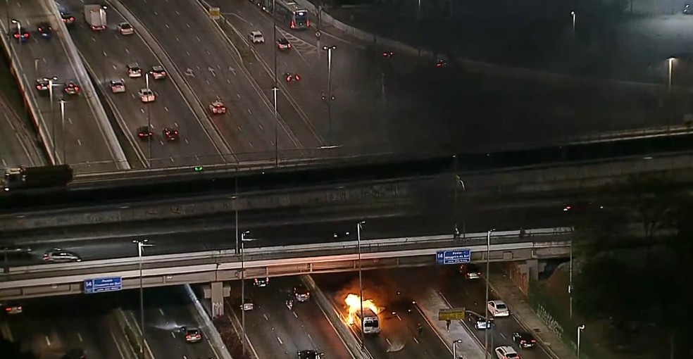 Van pega fogo na Marginal Tietê — Foto: Reprodução/TV Globo
