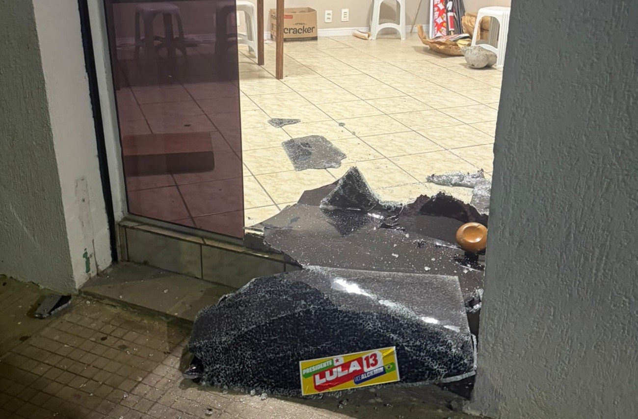 Comitê de campanha de Lula tem vidraça quebrada após ataque com pedaço de concreto em Joinville