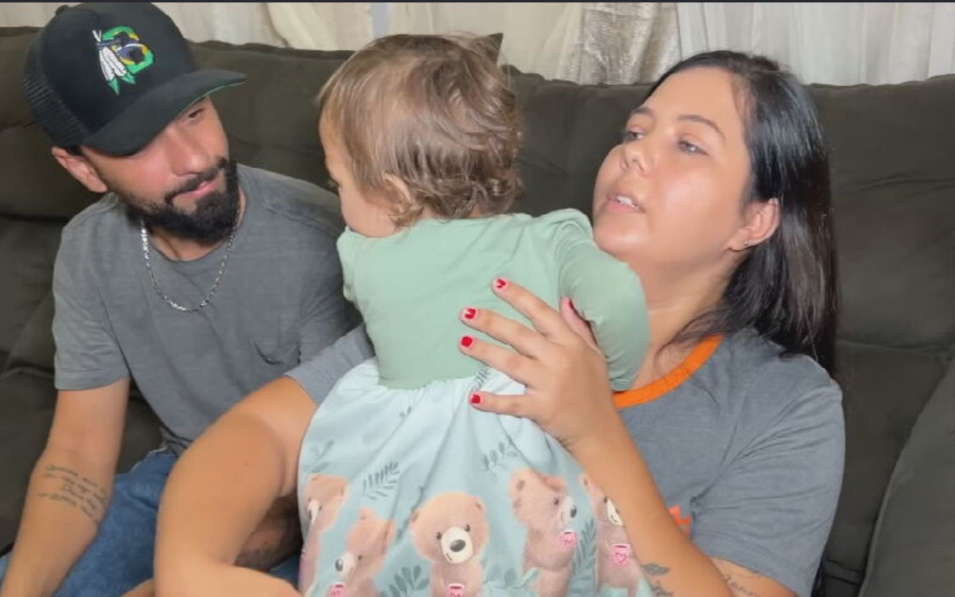 Mãe de bebê de 1 ano que voltou da creche com fratura no nariz e hematomas pretende tirar filha da instituição: 'A gente fica com medo'