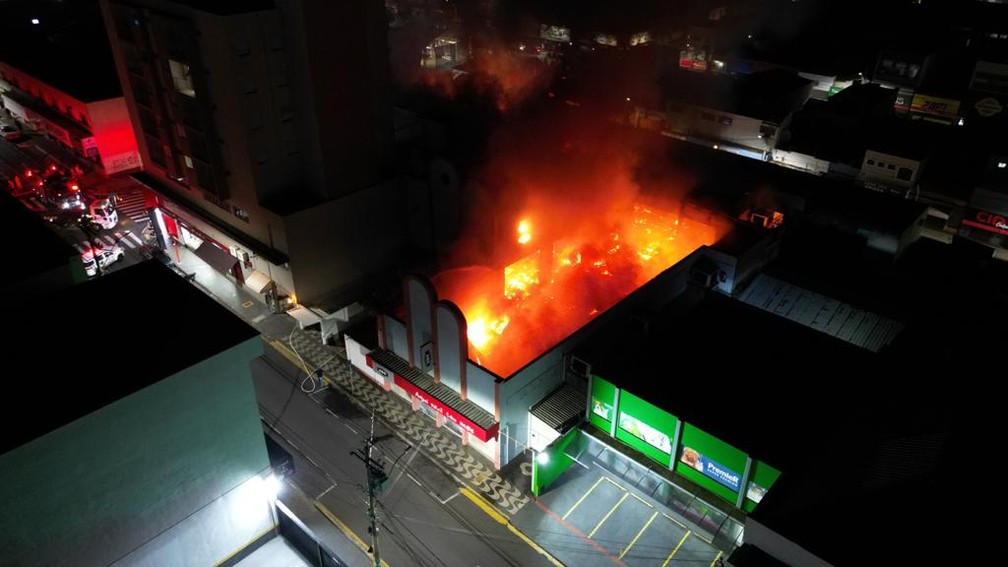 Incndio de grandes propores atinge loja em So Carlos — Foto: Joo Marcos de Oliveira/Arquivo Pessoal