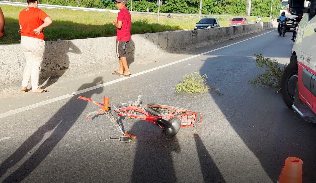 Ciclista morre atropelado na BR-230, em João Pessoa 