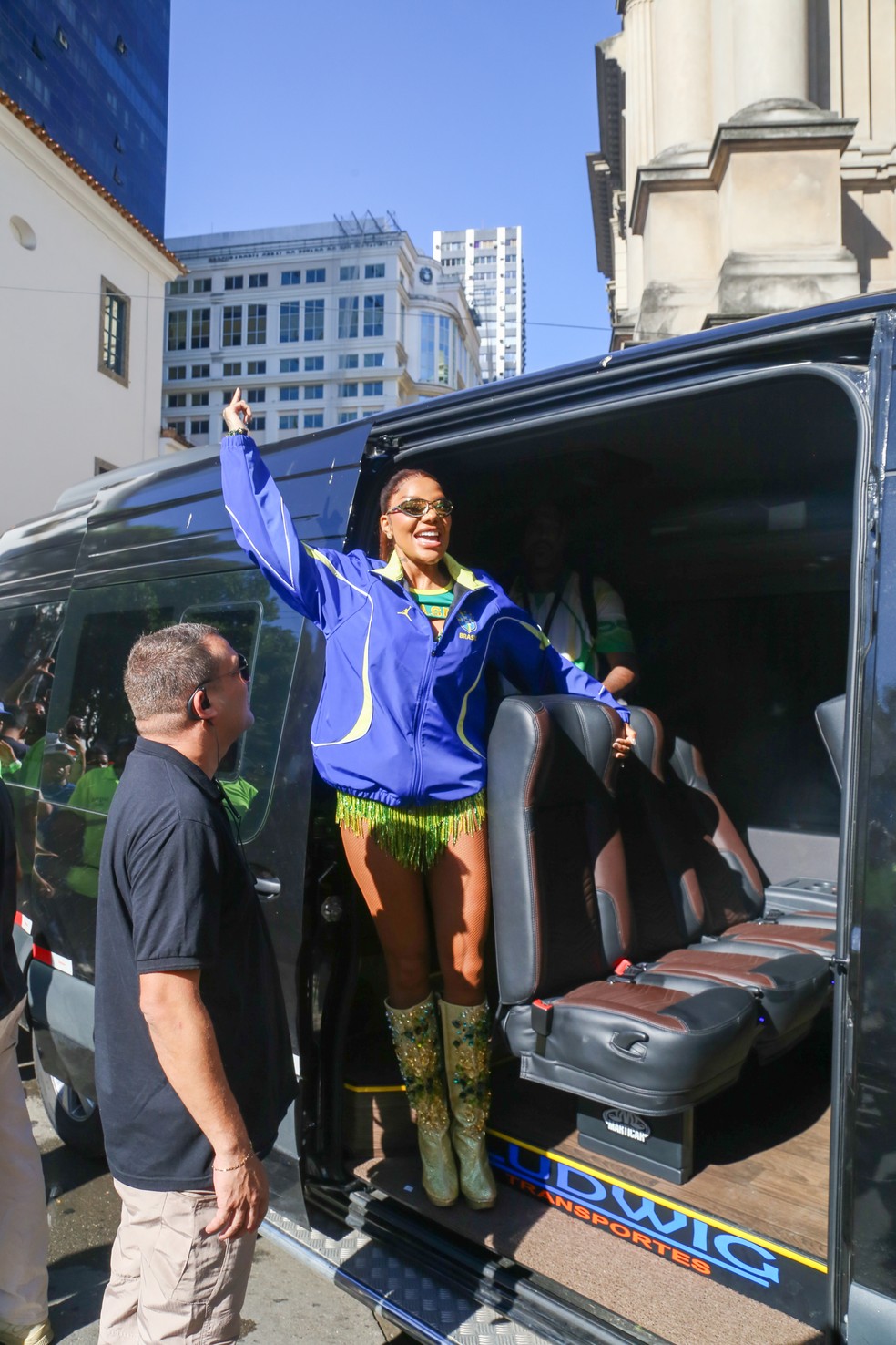 Ludmila chega no trio do Fervo da Lud no centro do Rio — Foto: AgNews