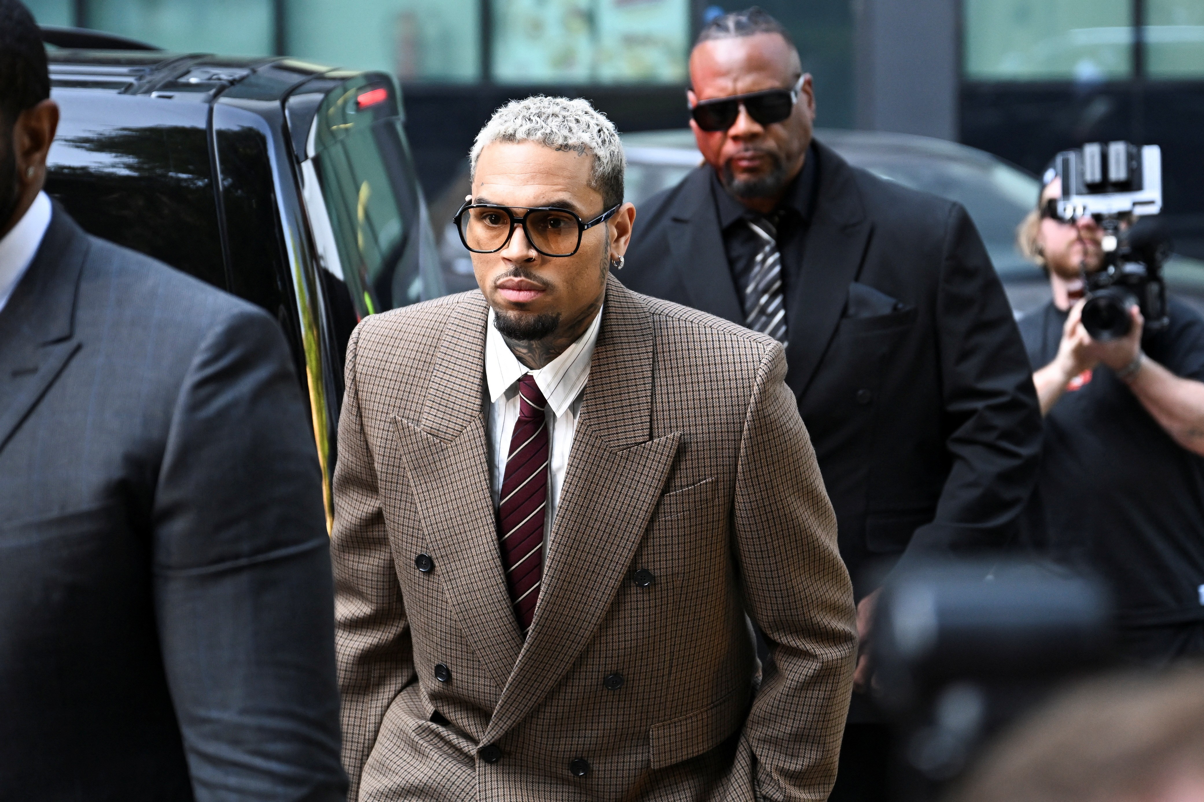 Chris Brown se declara inocente em mais duas acusações no caso de agressão no Reino Unido | Pop & Arte