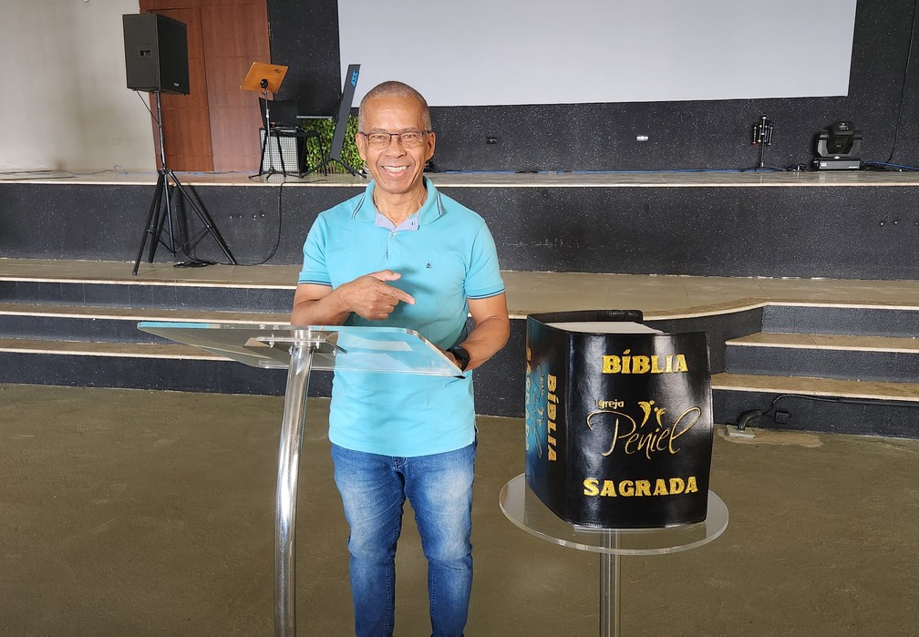 Pastor José Batista de Souza com a Bíblia Sagrada da Igreja Peniel, em Presidente Prudente (SP) — Foto: Leonardo Bosisio/g1