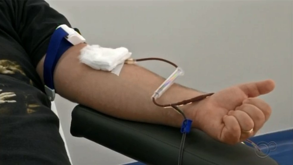 Coleta de sangue, em si, é um procedimento rápido, que geralmente leva de sete a 15 minutos — Foto: Reprodução/TV TEM