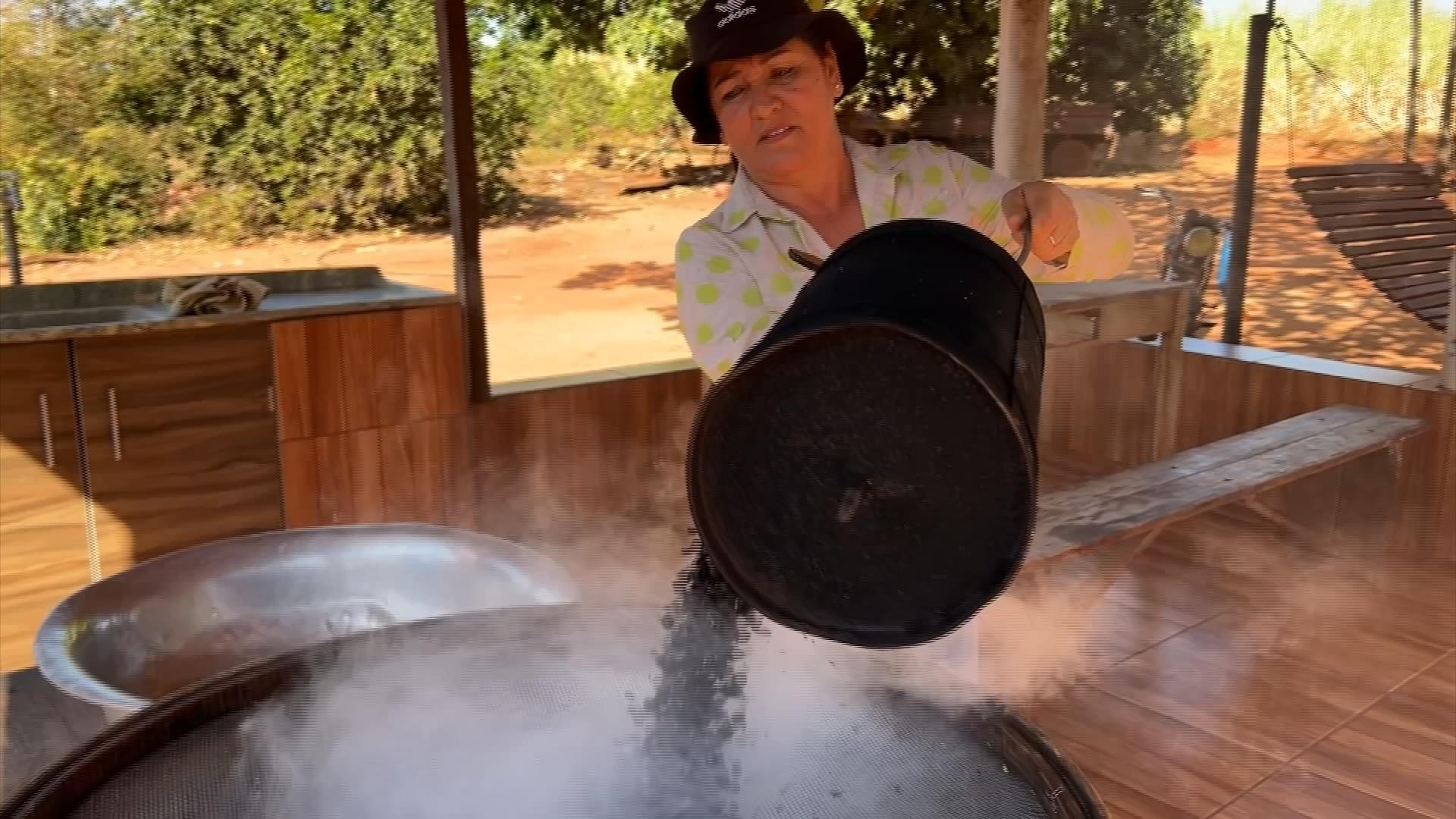 A tradição do cultivo do café em propriedades que colhem e torram o grão de forma artesanal