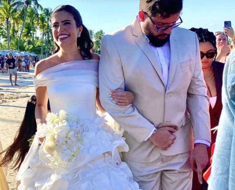 Acompanhada do irmão, Alan, deputada Tabata Amaral entra em igreja para casamento com o prefeito João Campos na Praia dos Carneiros, em Pernambuco — Foto: Reprodução/Instagram