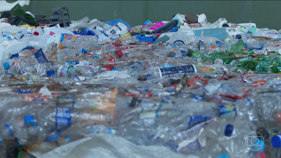 Pela primeira vez, Brasil adota regras para reduzir o volume de lixo plástico — Foto: Jornal Nacional/ Reprodução