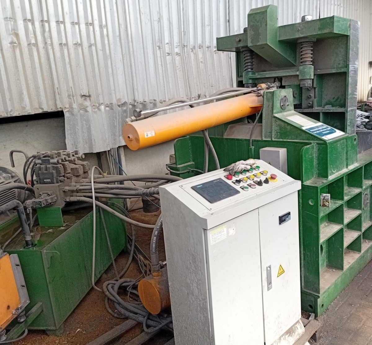 Trabalhador morre após ficar preso em máquina de prensar alumínio em SC