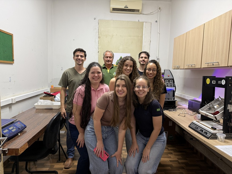 Professor Paulo Hercílio e a equipe de pesquisadores da agricultura espacial da Esalq-USP — Foto: Cedida