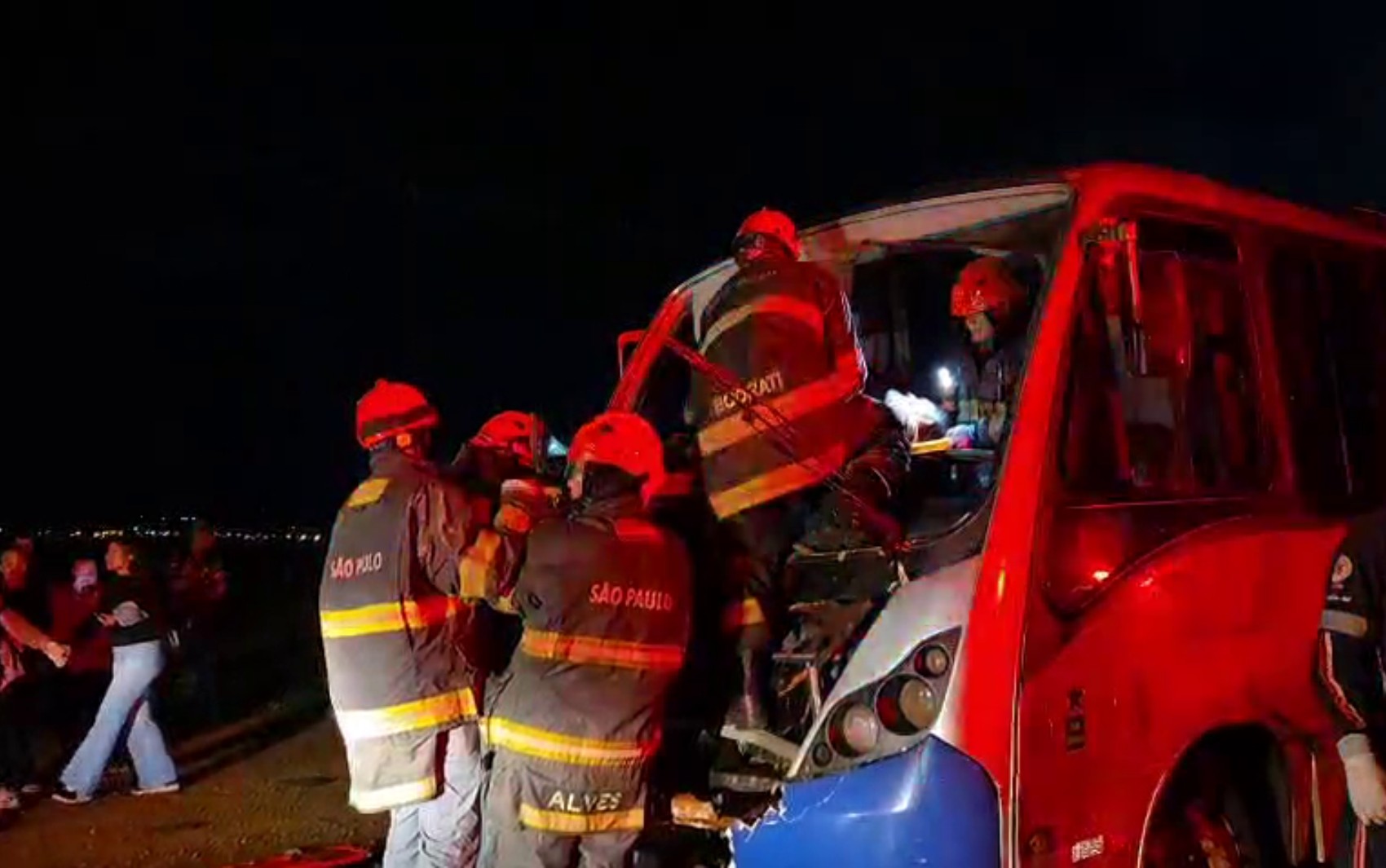 Estudantes universitários e motoristas ficam feridos em colisão entre carreta, micro-ônibus e carro em Franca, SP