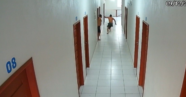 Homem leva facadas nas nádegas durante confusão em hotel de Prainha; veja vídeo