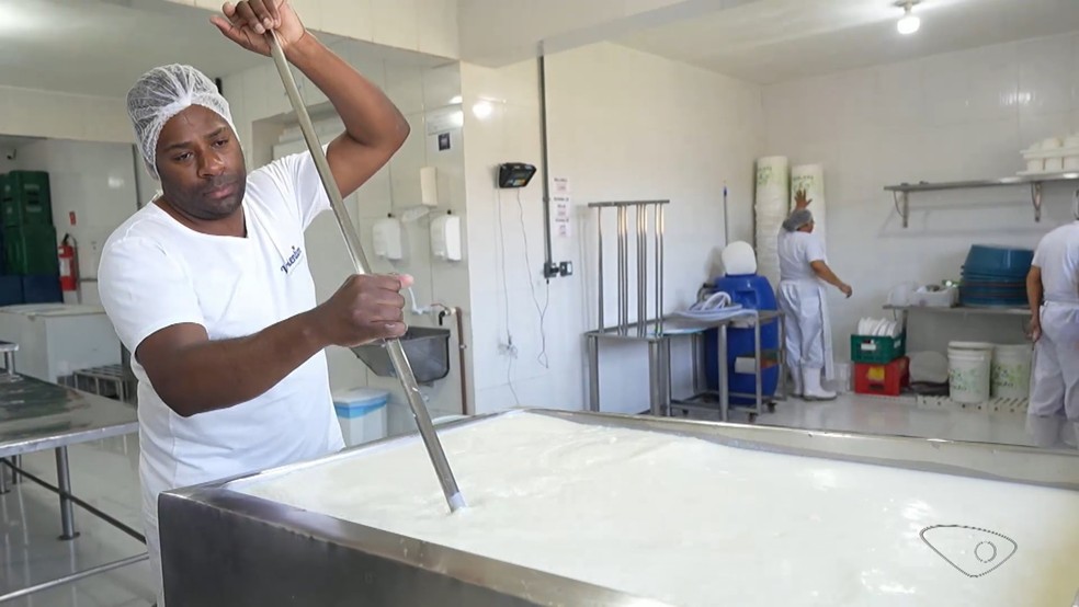 Produção de manteiga premiada em Pedra Azul, Domingos Martins. — Foto: TV Gazeta