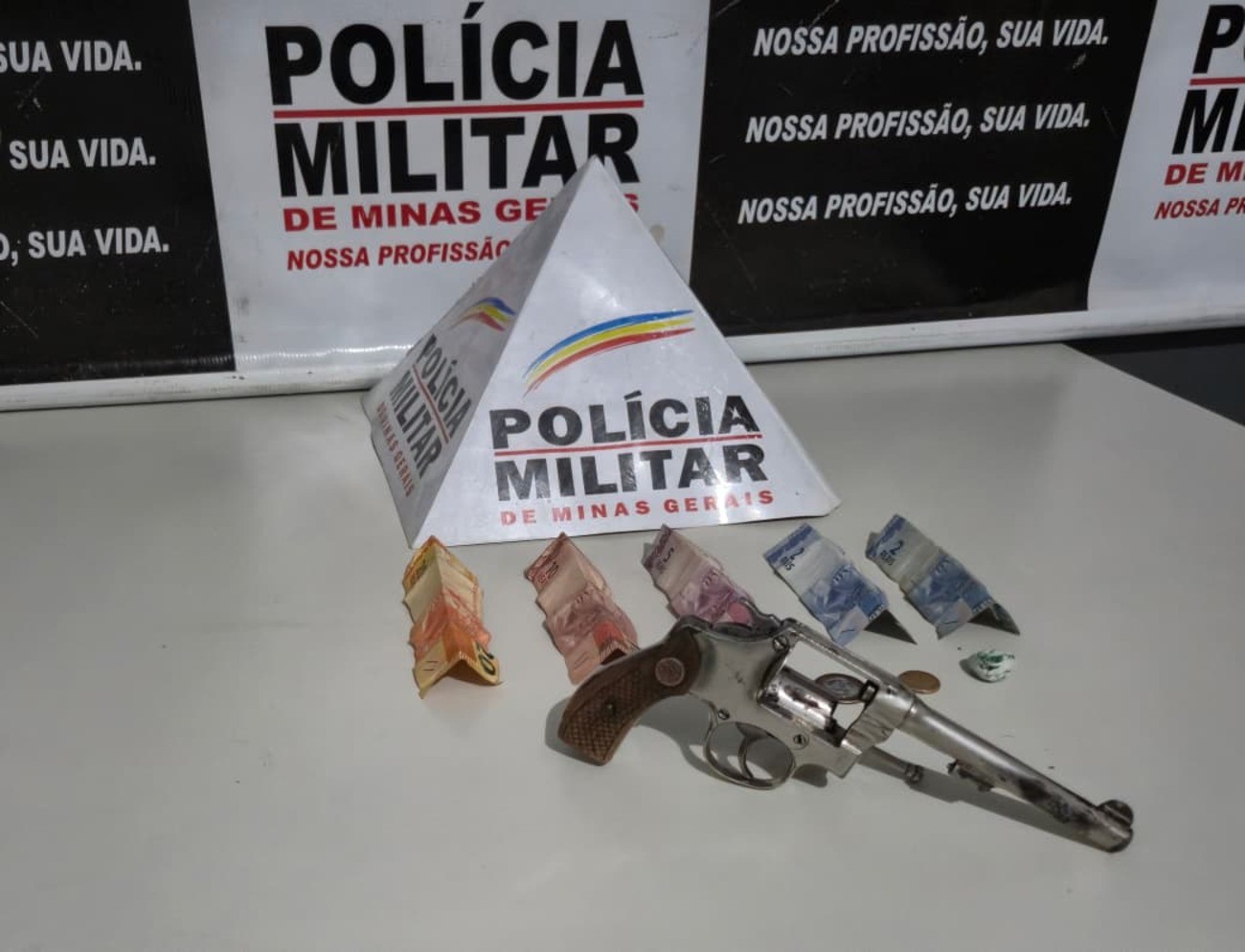 Menor apontado como responsável por danificar casa e atirar ao cobrar dívida de drogas é apreendido