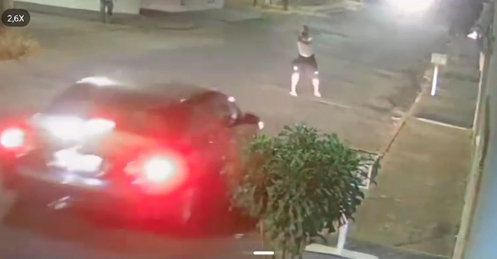 VÍDEO: Gangue faz tocaia para roubar carro em Uberlândia