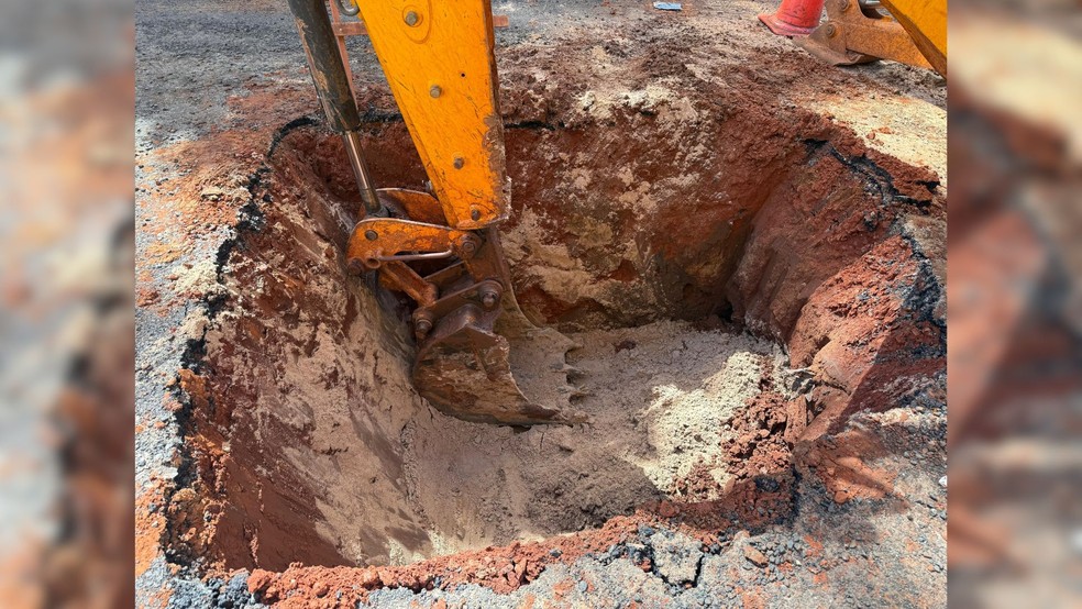 Bauru registra 4º vazamento de água no mesmo ponto onde cratera engoliu carros — Foto: Gabriel Sato/TV TEM