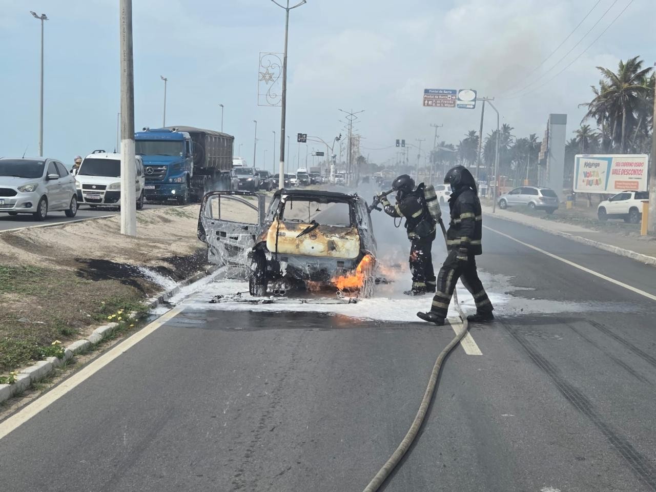 VÍDEO: carro pega fogo na Avenida Assis Chateaubriand, em Maceió