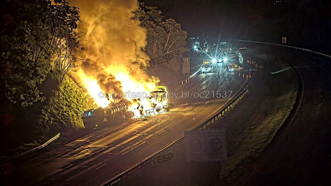 Entenda: Carretas pegam fogo após colisão e Rodoanel é interditado em SP