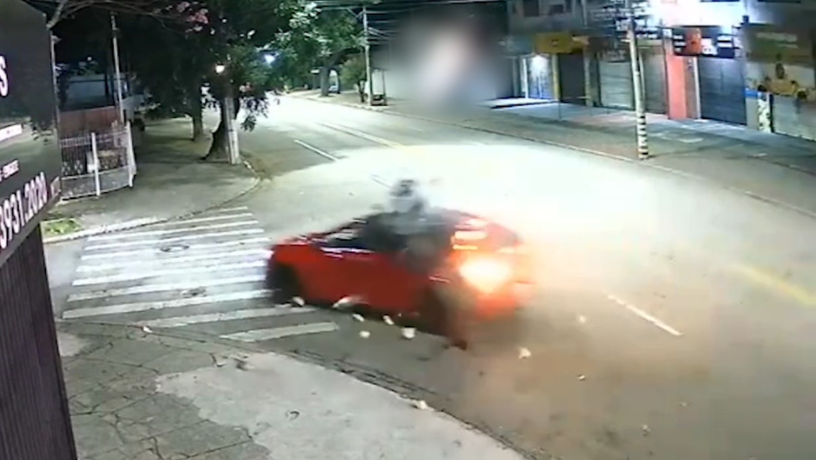VÍDEO: motociclista é arremessado após bater em carro em São José dos Campos