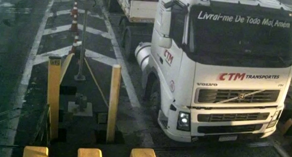 Caminhão usado pelos suspeitos durante o furto de carga em Aguaí (SP) — Foto: Polícia Civil