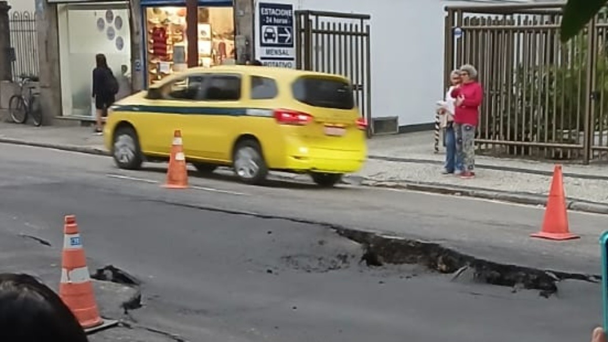 Asfalto cede na Rua das Laranjeiras e altera trânsito
