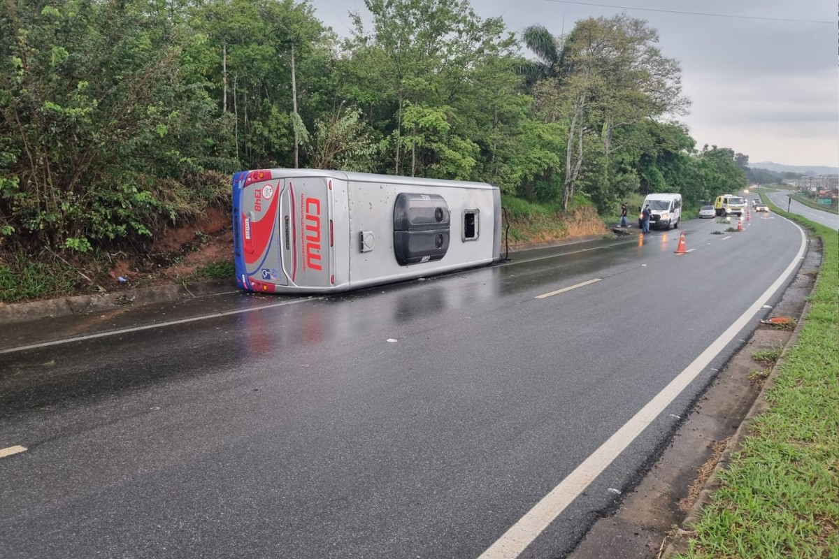 Micro-ônibus sai da pista, bate em barranco e tomba em Bragança Paulista (SP)