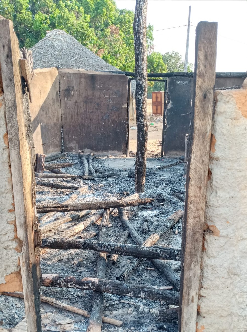 Casa consumida pelas chamas na aldeia Santa Clara em MT — Foto: Géssyca Moreira Santiago