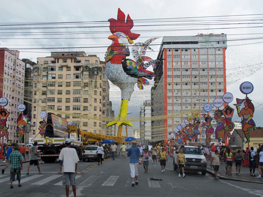 Galo Gigante no carnaval do Recife de 2016 — Foto: Claudia Silveira/G1