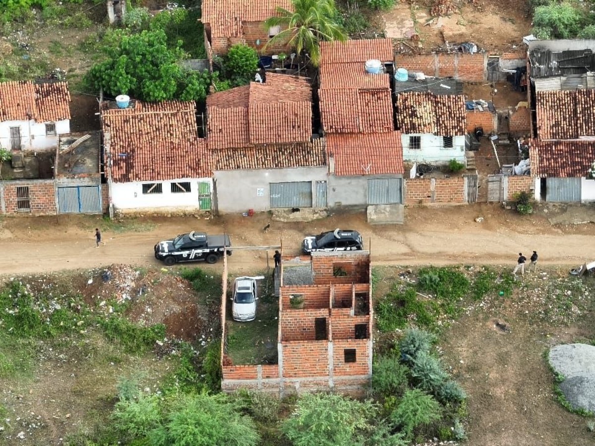 Três pessoas são presas e adolescente é apreendido em operação contra homicídios e tráfico de drogas na Bahia