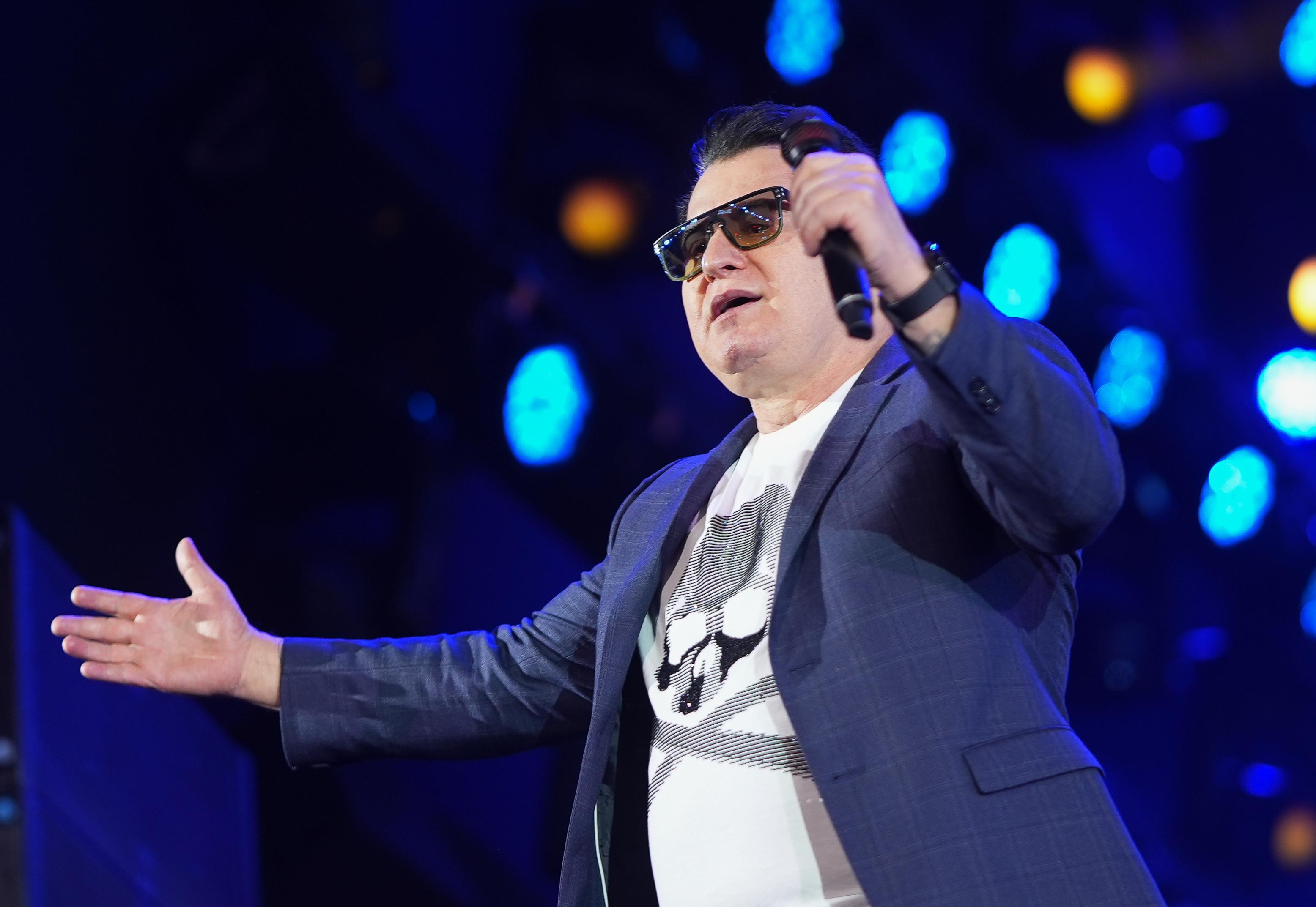 Marrone cai no palco durante show em Goiânia