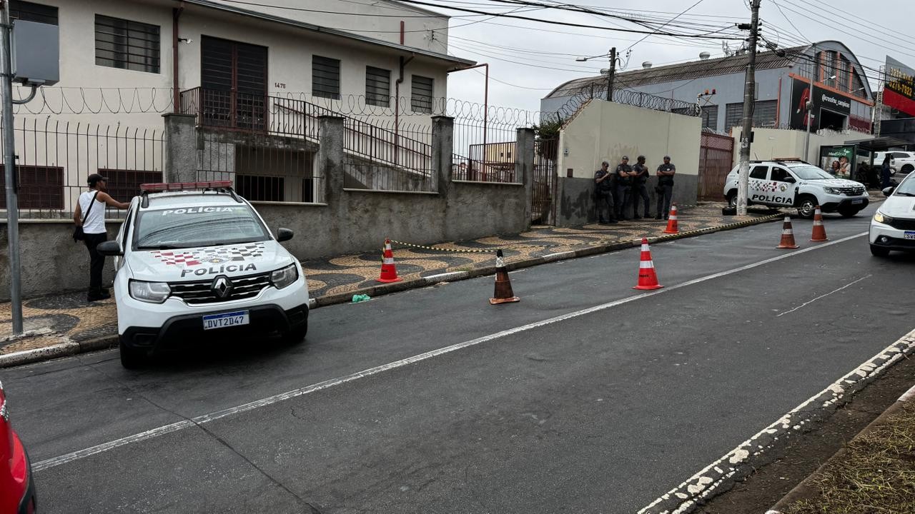 Motorista de aplicativo tem moto roubada no centro de Campinas; PMs de folga disparam, mas suspeitos fogem