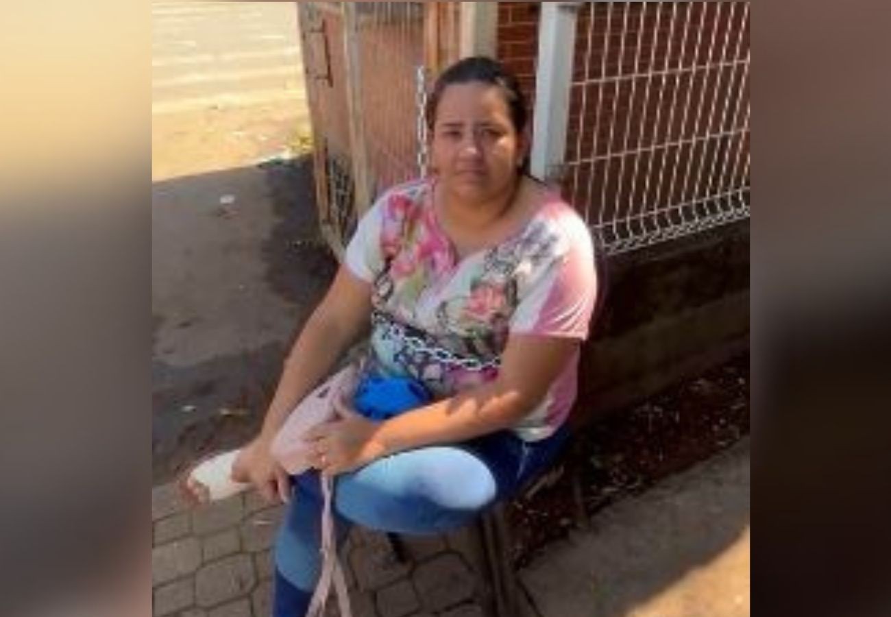 Mãe se acorrenta no portão de hospital para cobrar cirurgia para o filho no TO