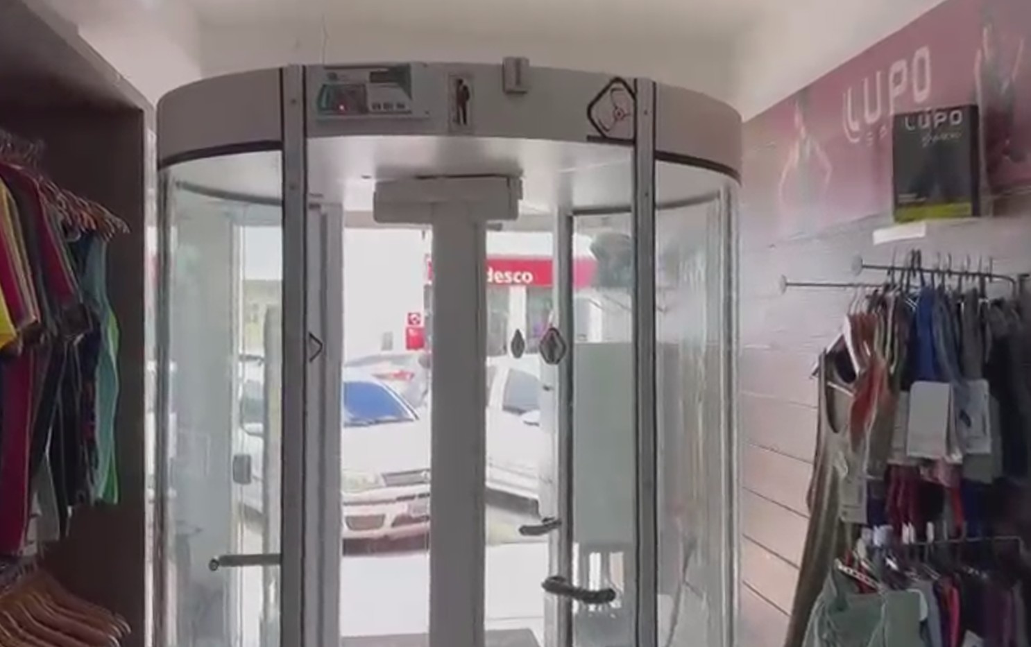 Dono de loja instala porta giratória com detector de metais depois que local foi assaltado oito vezes; VÍDEO