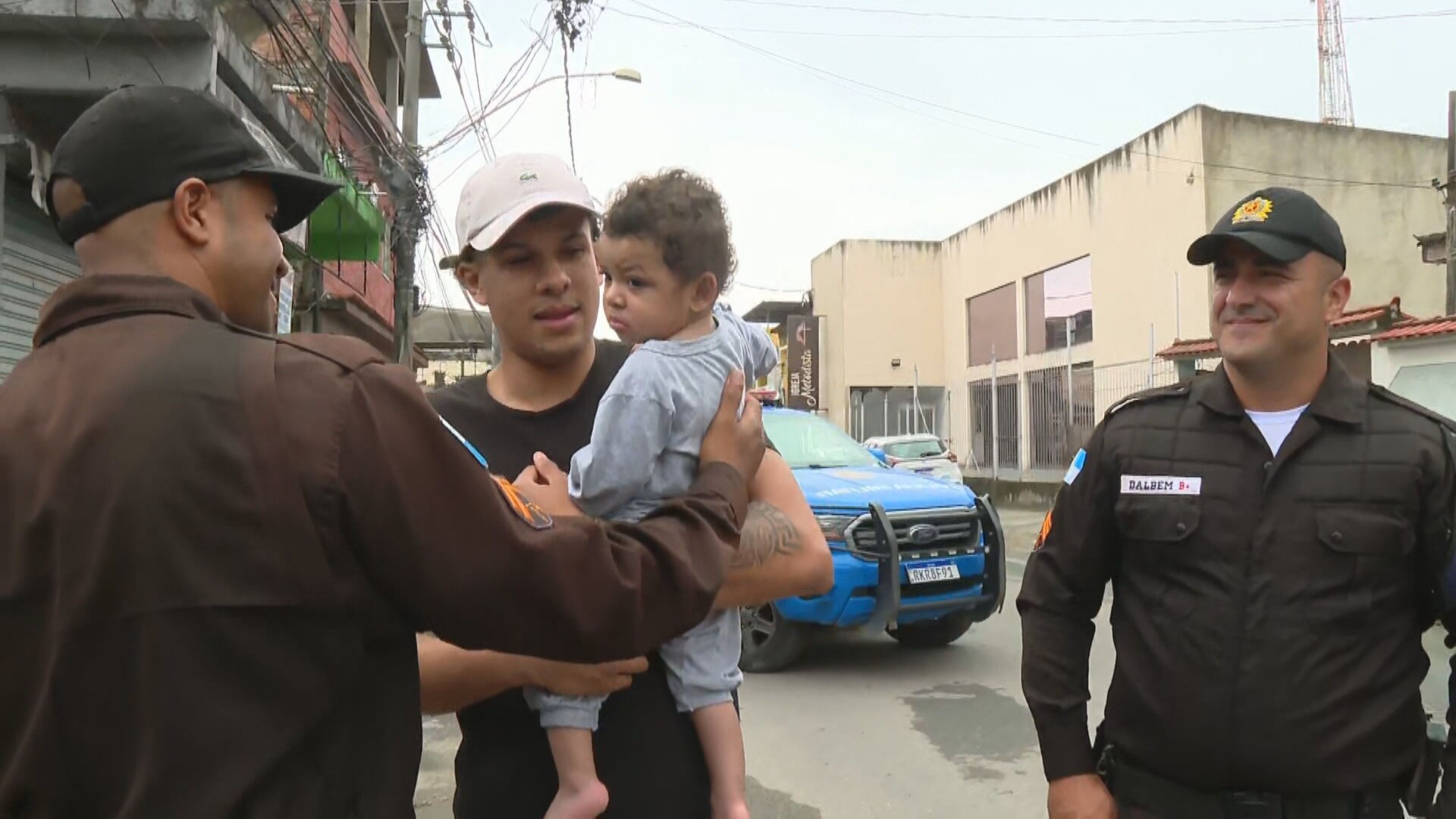 PMs salvam bebê que engasgou em Belford Roxo; VÍDEO 